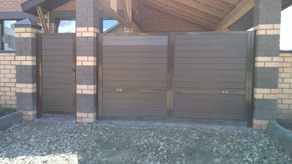 Распашные гаражные ворота из панелей с заполнением минеральной ватой серии VRGMV01