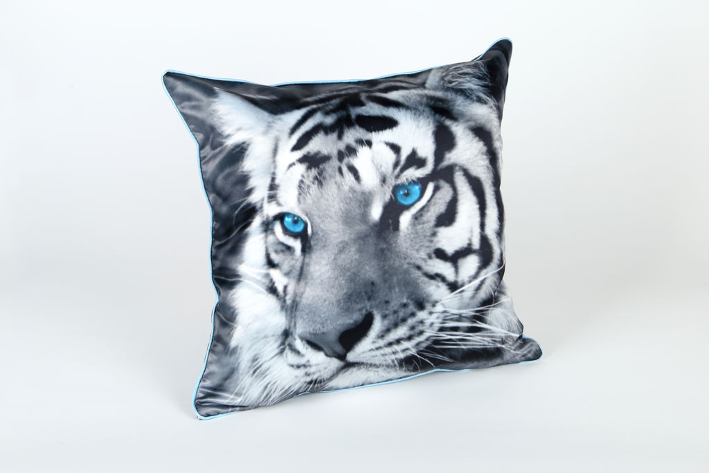 Подушка Тигр с голубыми глазами