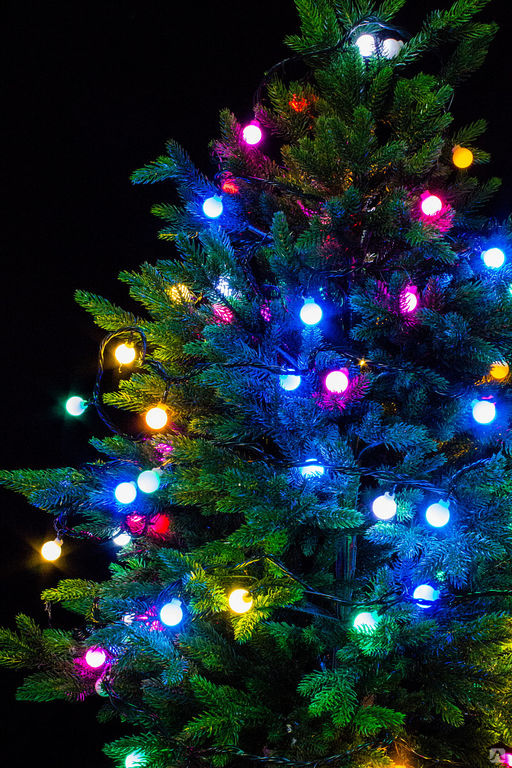 Гирлянда шарики светодиодная. Гирлянда neon-night 303-509. Гирлянда уличная шарики. 60мм 20шт/20 led белый 4м. Елка украшенная гирляндой шариками.