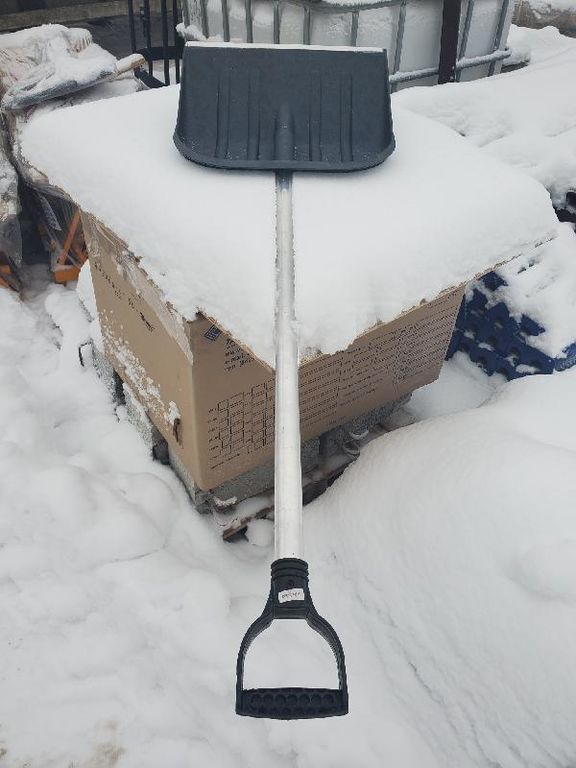 Лопата снеговая пластмассовая